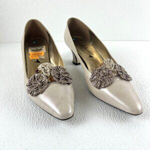 Adrienne 8.5 Womens Bone Leather Heels With Floral Embellishments & Gold Accents